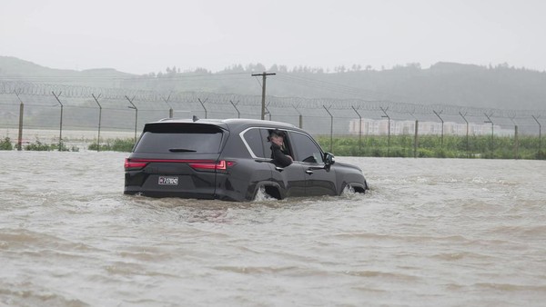 Kim Jong Un Meninjau Lokasi Banjir Untuk Evakuasi Warga