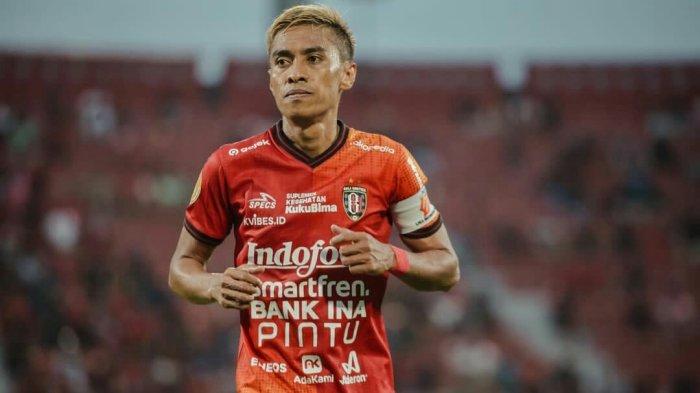 Pemain Legenda Bali United Fadil Sausu Dapat Sesi Penghargaan